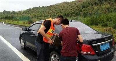 居巢区永福道路救援